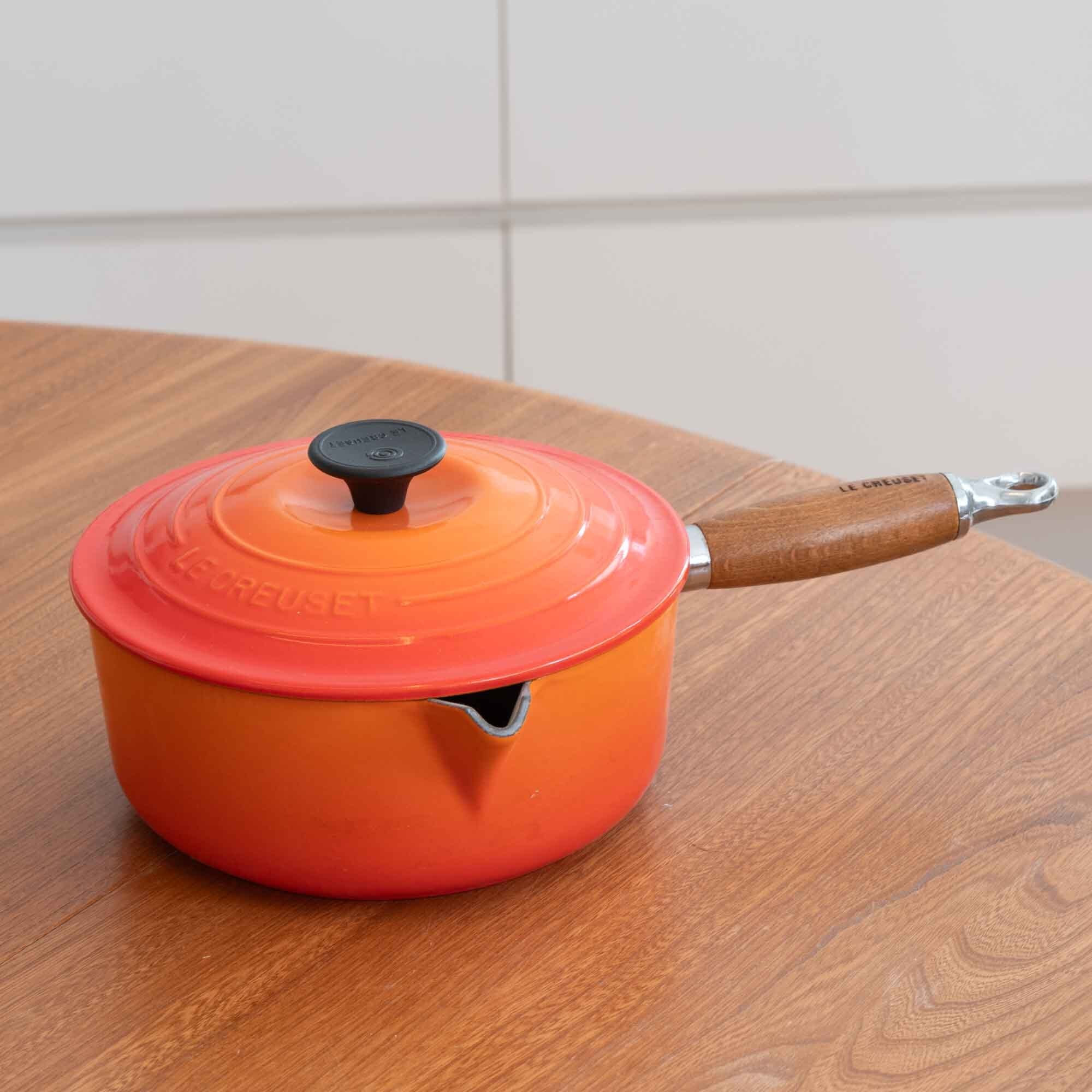 ビンテージ　ル・クルーゼ　LE CREUSET ソースパン　オレンジ　サイズ２０　木製ハンドル　 ＊　新品・未使用品です　＊
