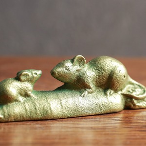 ネズミの親子の、かわいいペーパーウェイト