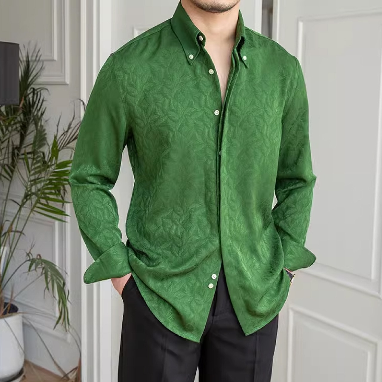 スリムシルエットで、春夏のカジュアルスタイルを格上げしてくれる長袖シャツ　SH015