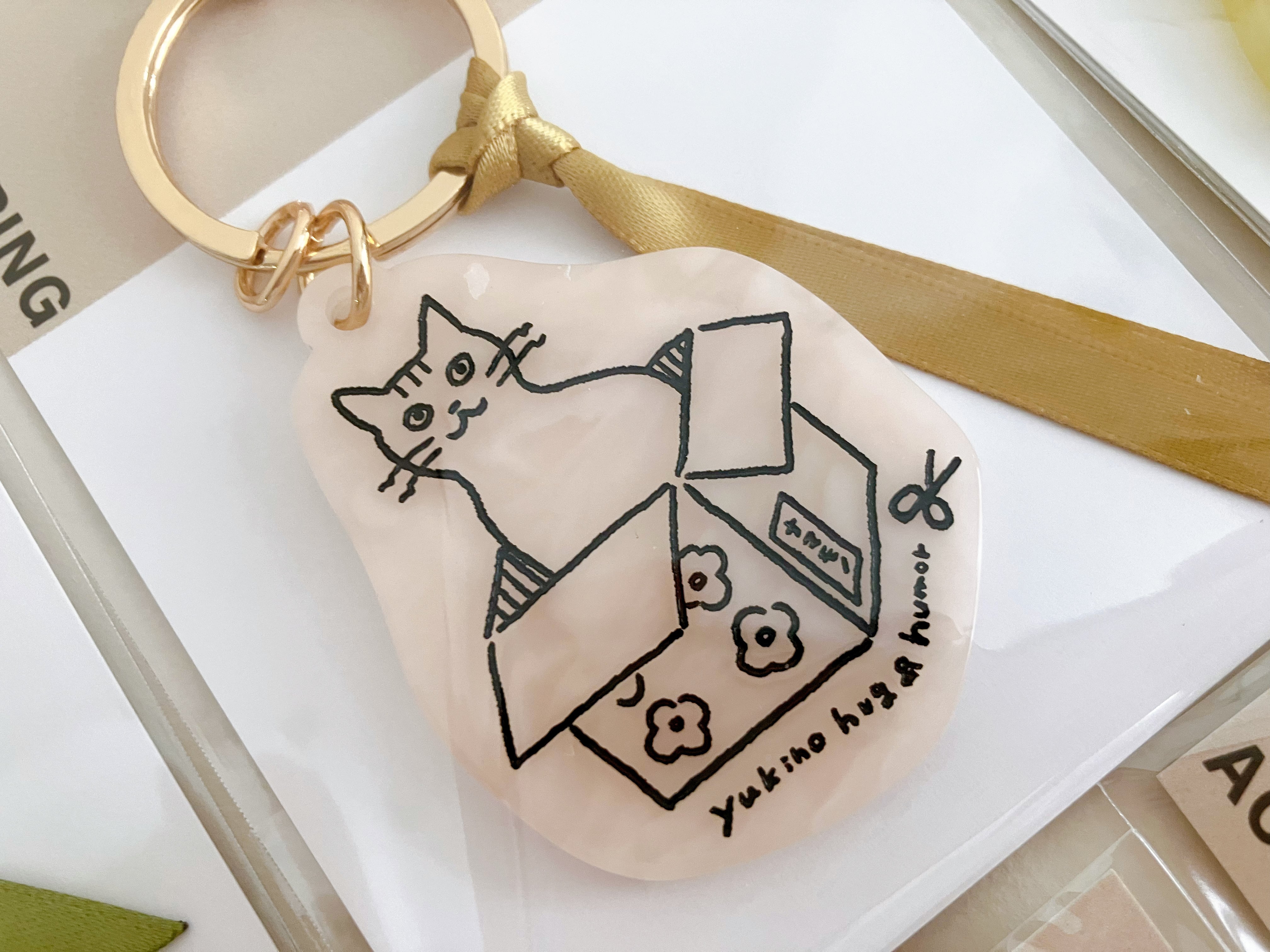 マーブルカラーキーチャーム「ダンボールに入る猫」 | yukino shop