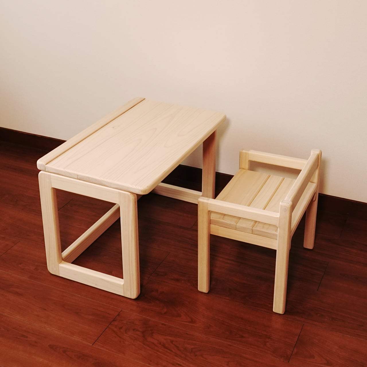 子供机・いすセット | あすの森づくりの家具