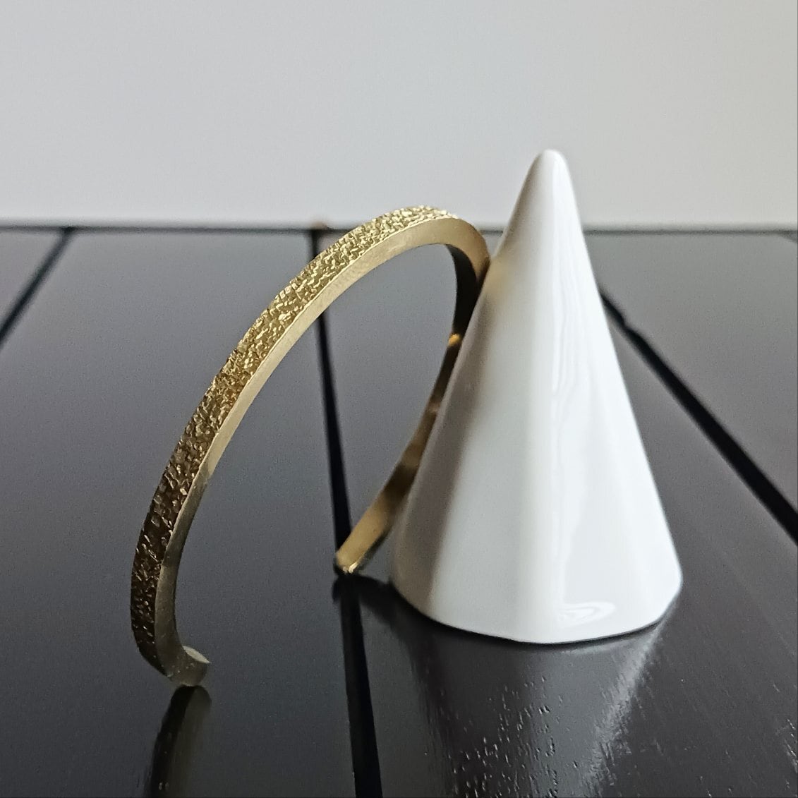 3㎜幅】 夕焼けに染まる水面(みなも) 槌目 真鍮 バングル | AGRACE