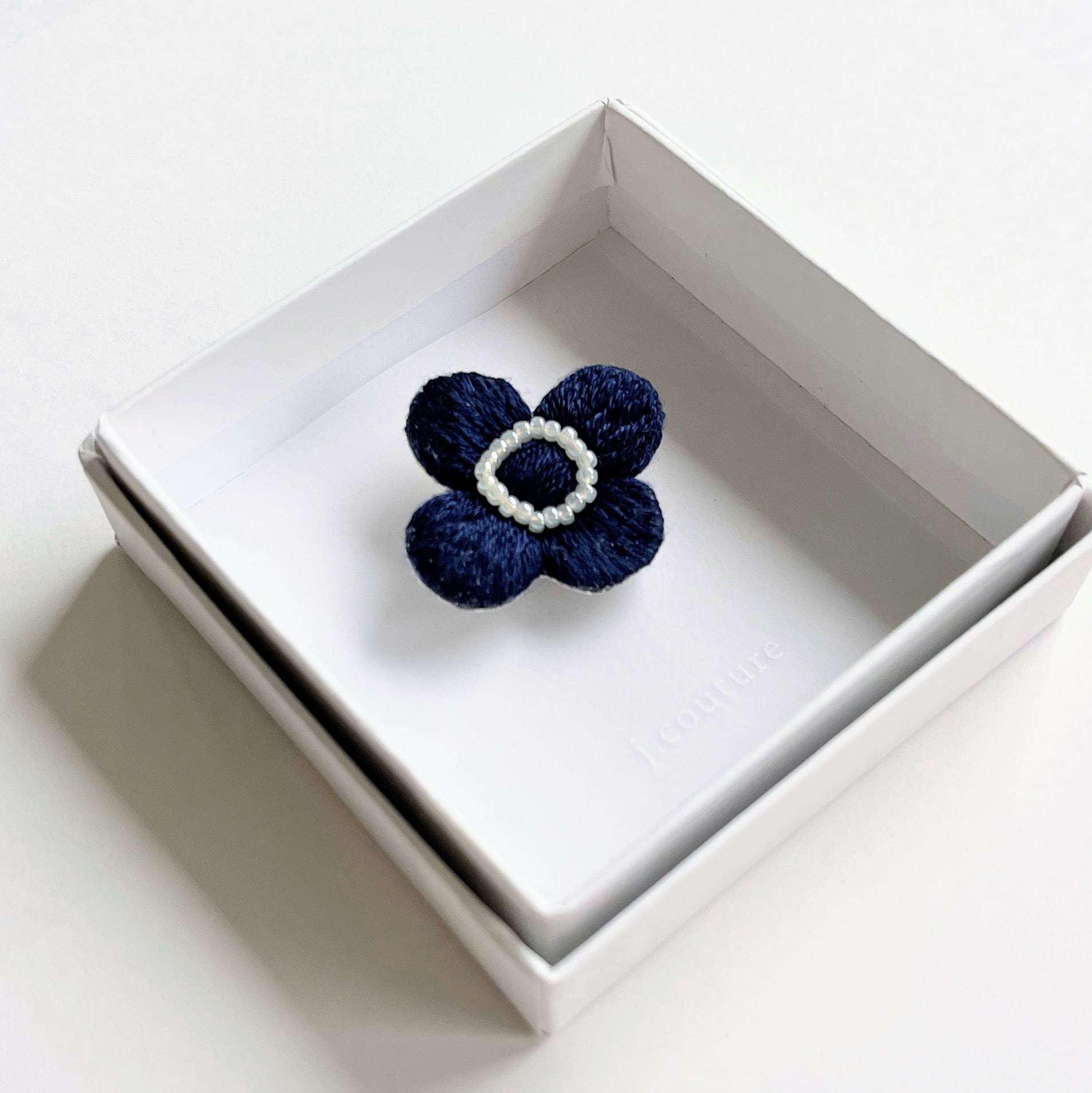 北欧風小さなお花のミニ刺繍ブローチ【botanical】#305 | j.couture
