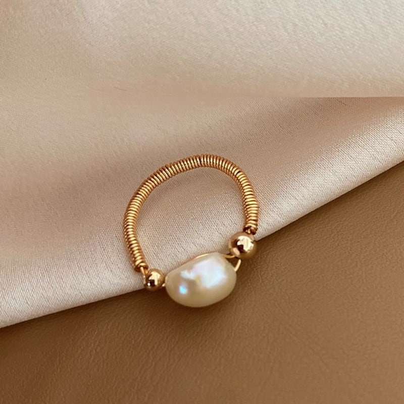 Chic pearl ring