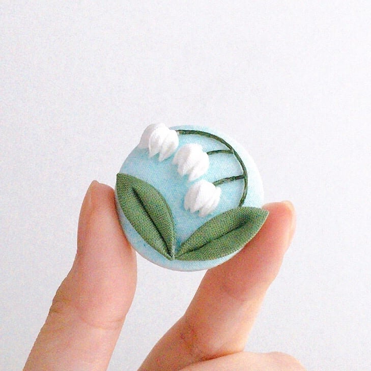 つまみ細工 すずらんのくるみブローチ 】----フラワー/誕生日/記念日