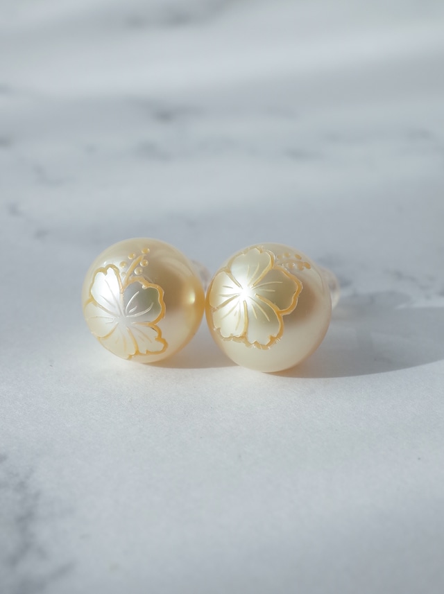 Carving Pearl Stud Earrings - Hibiscus