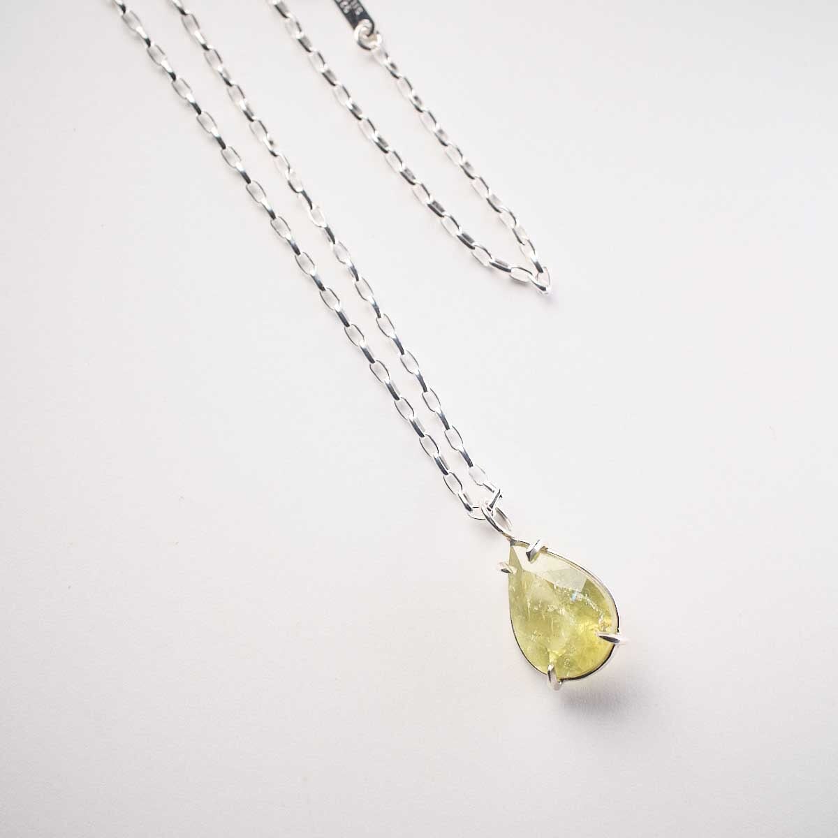 黄緑色のガーネットのネックレス
