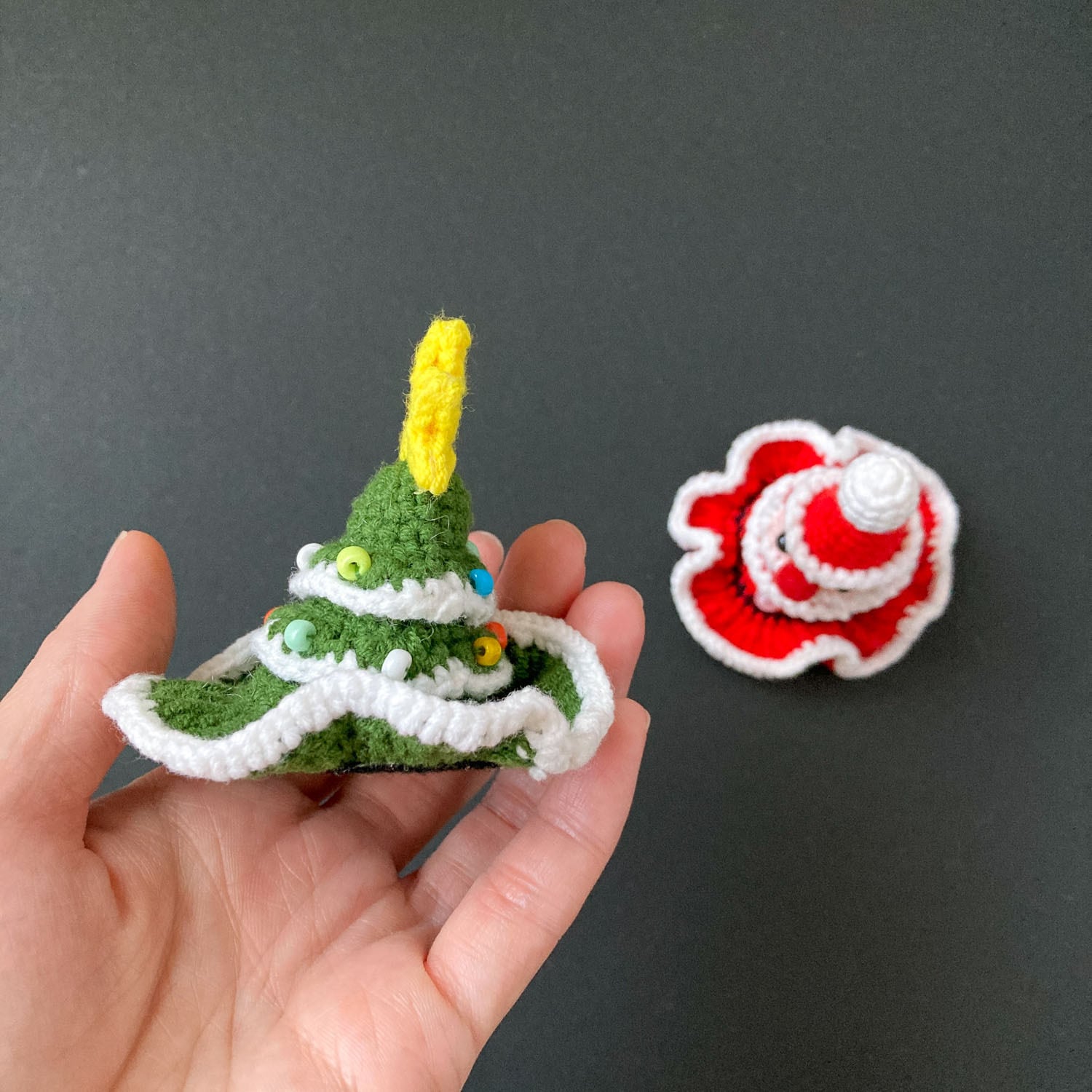 とんがり帽子風サンタとツリーのデコパーツ | Dua-アクセサリーパーツ