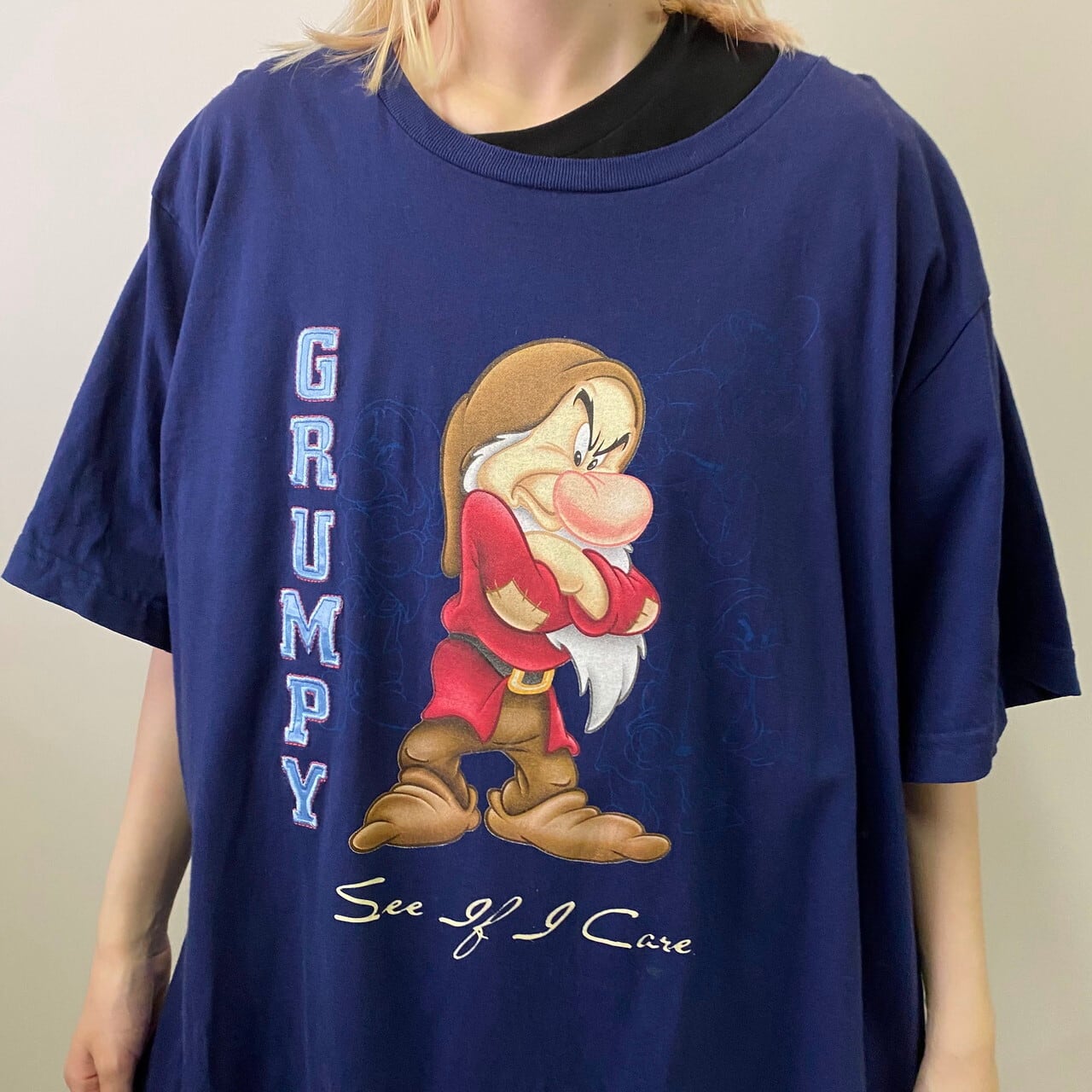 ビッグサイズ Disney ディズニー Graumpy グランピー 白雪姫 7人の小人 キャラクター 刺繍 両面プリントtシャツ レディース3xl相当 古着 ネイビー 紺 バックプリント Tシャツ Ss27 Cave 古着屋 公式 古着通販サイト