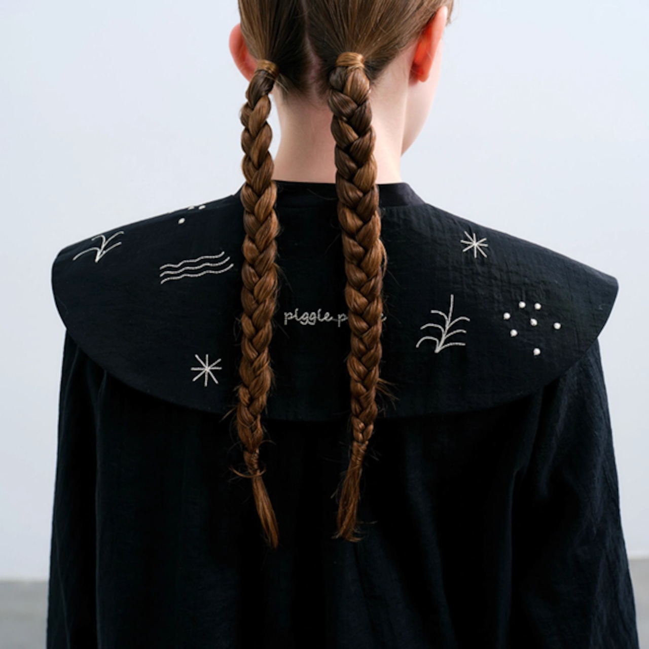 【2color】空想をまとう、刺繍襟と秘密のシルエットシャツ 《P0250》