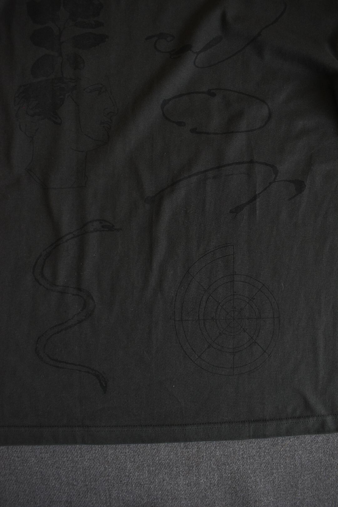 受注生産】physis block-printed Tshirt /charcoal | physis (ピュシス)