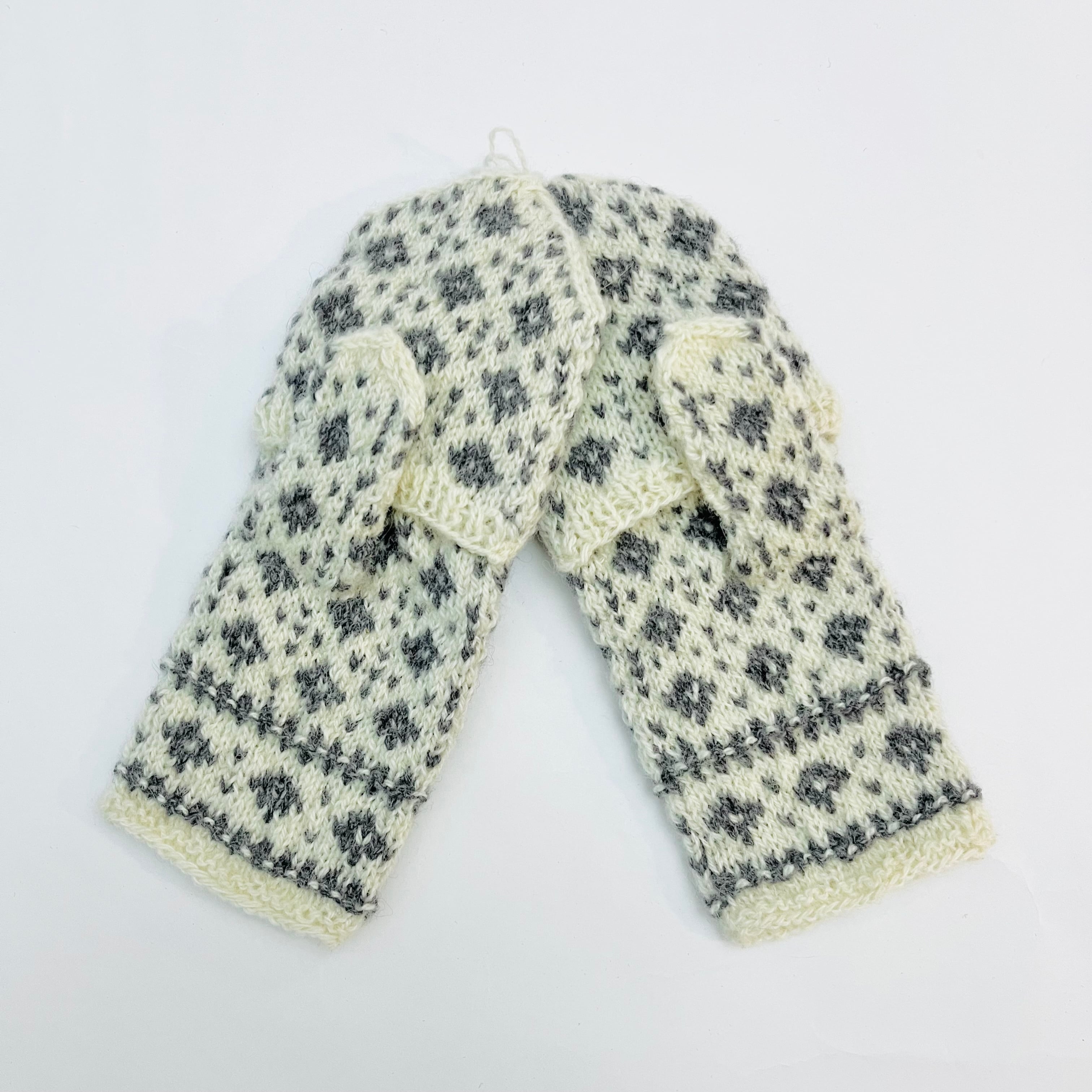 伝統的バルトの手編みミトン（オフホワイト）