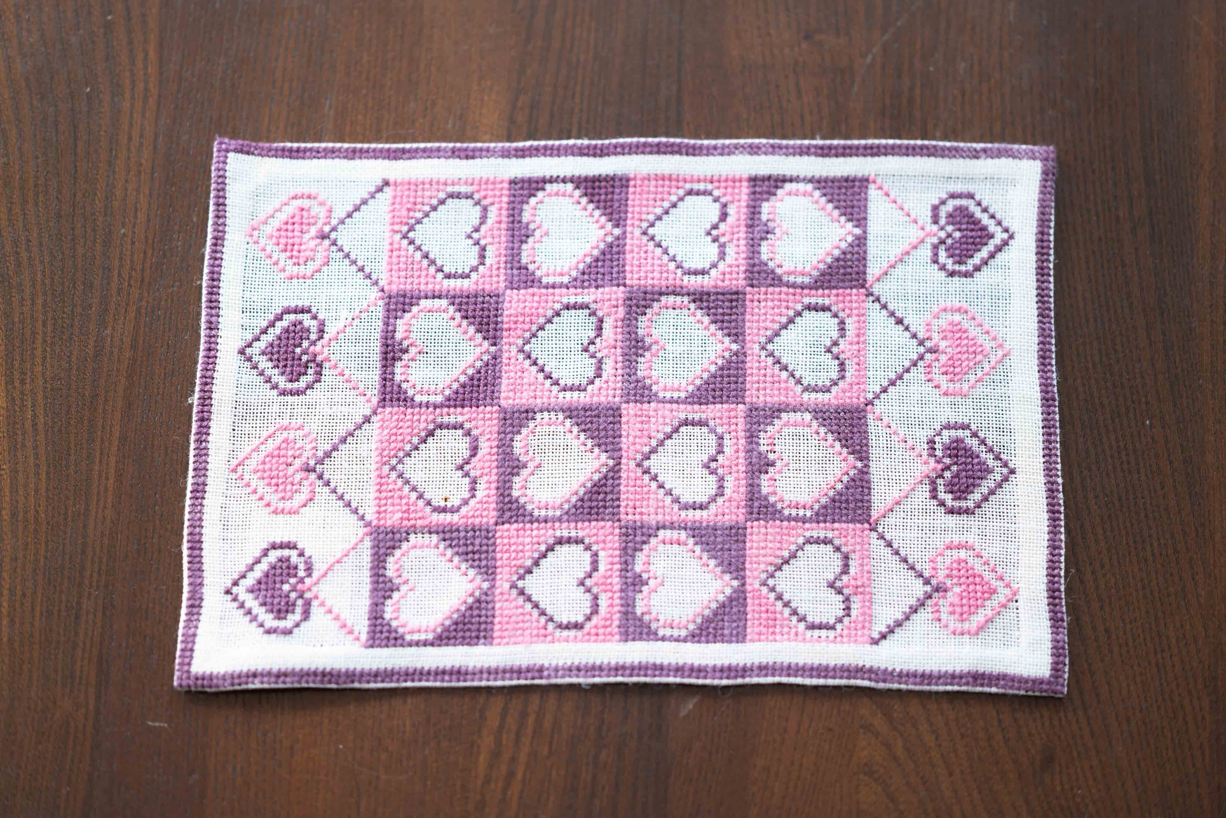 麻の生地にハートのクロスステッチが愛らしいミニサイズのテーブルクロス　北欧仕入れ