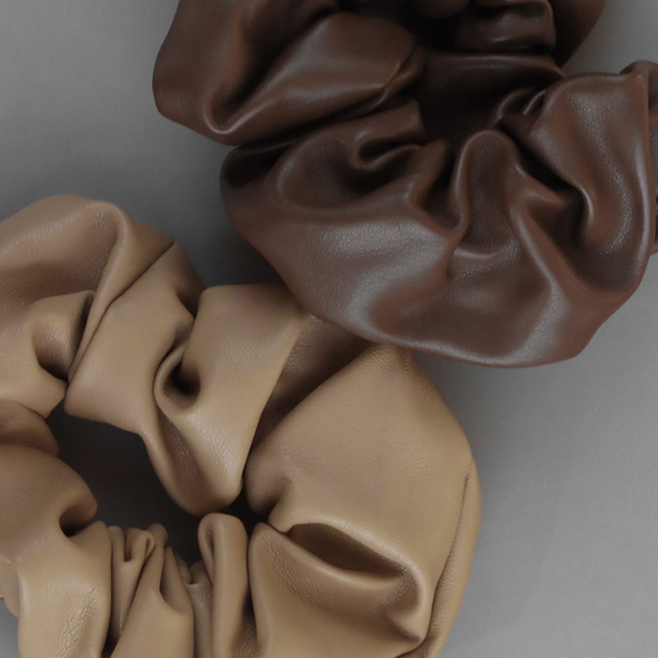 【ネコポス便】ヘアアクセ フェイクレザー シュシュ レディース ヘアアクセサリー 大人 上品 1705