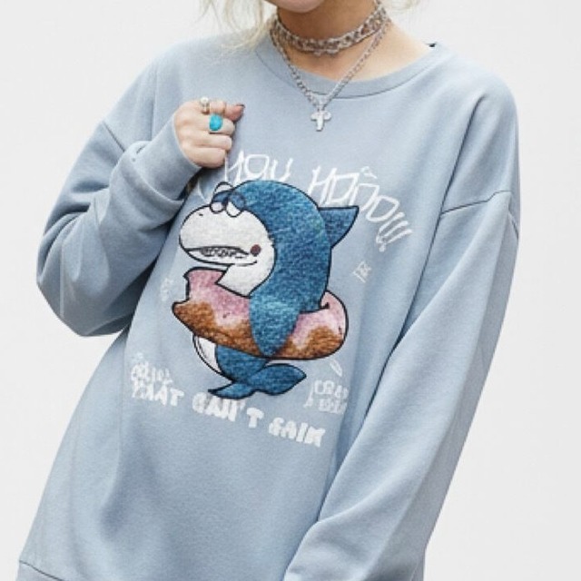 【会話のきっかけ服。】「サメとドーナツ？」で繋がる浮き輪ドーナツ サメボア刺繍 ゆるだぼトレーナー【無言でキャラ立ち】