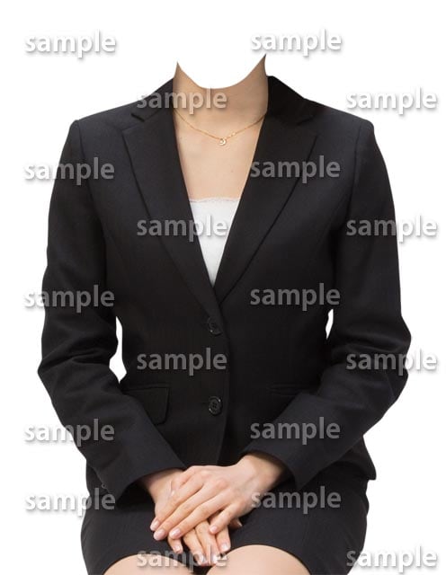 女性ビジネス黒スーツ正面
