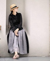 ノーカラーブラウス ― 静かな上品さを纏う、大人ナチュラルシャツ ―
