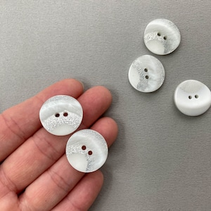 シルバーラメ凹凸ラウンドボタン（21mm）