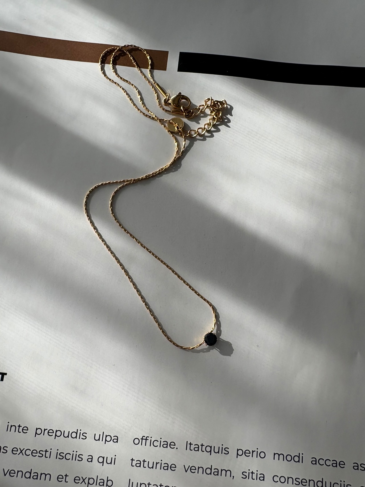 ミニマルブラックネックレス