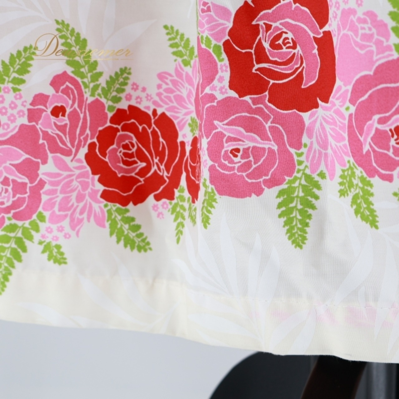 フラダンス 衣装 パウスカート ホワイト系 白 花柄 フラワー バラ フラワープリント レッスン 練習 シングル かわいい 華やか おしゃれ 薔薇 レッド系 ピンク系 グリーン系 赤 緑 黄緑 フラ ダンス 花柄スカート フラダンスレッスン おしゃれ服 レッスン用スカート フラワープリントスカート 薔薇デザイン スカート 可愛いスカート フラダンス衣装