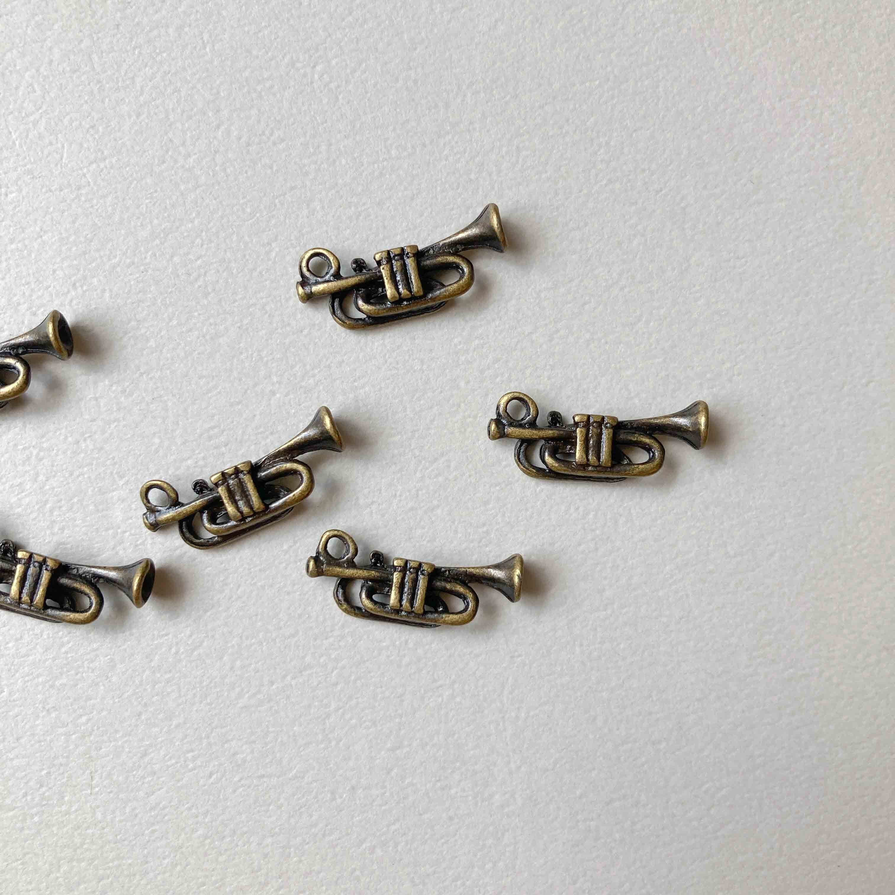 アンティーク風 立体トランペットチャーム | Dua-アクセサリーパーツ
