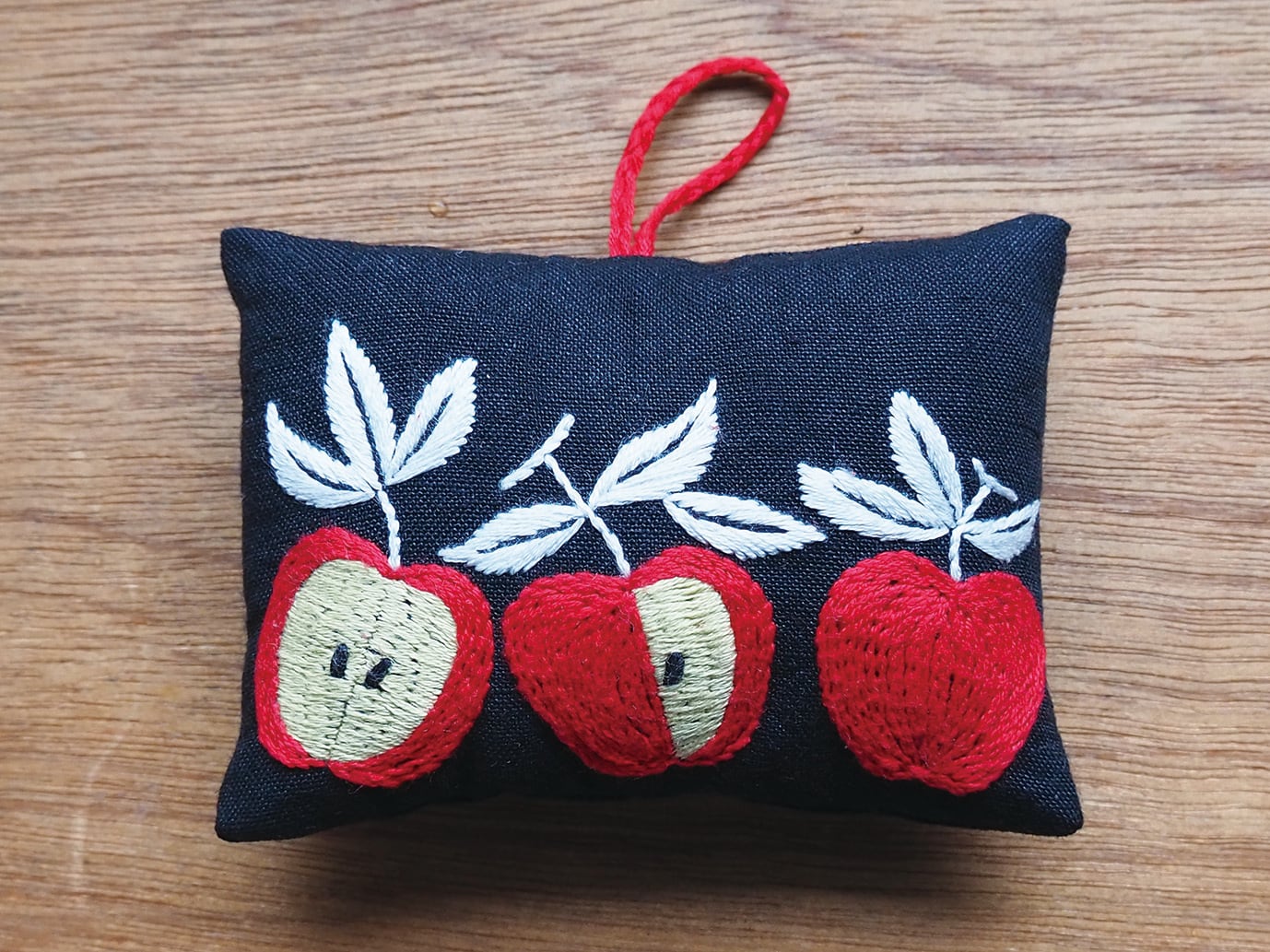 刺繍図案】12か月のピンクッション9 赤いりんご (注・デジタル