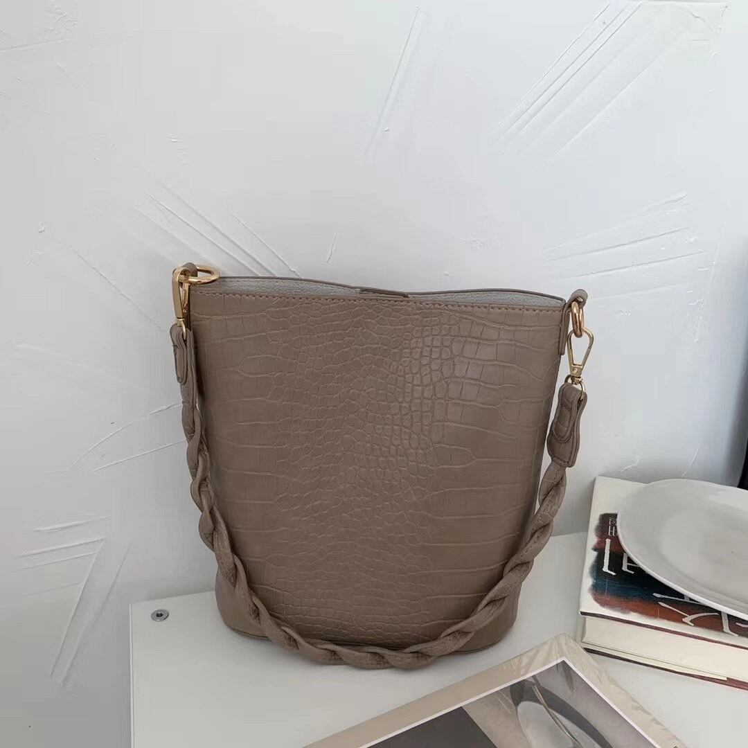 ツイストハンドルバッグ