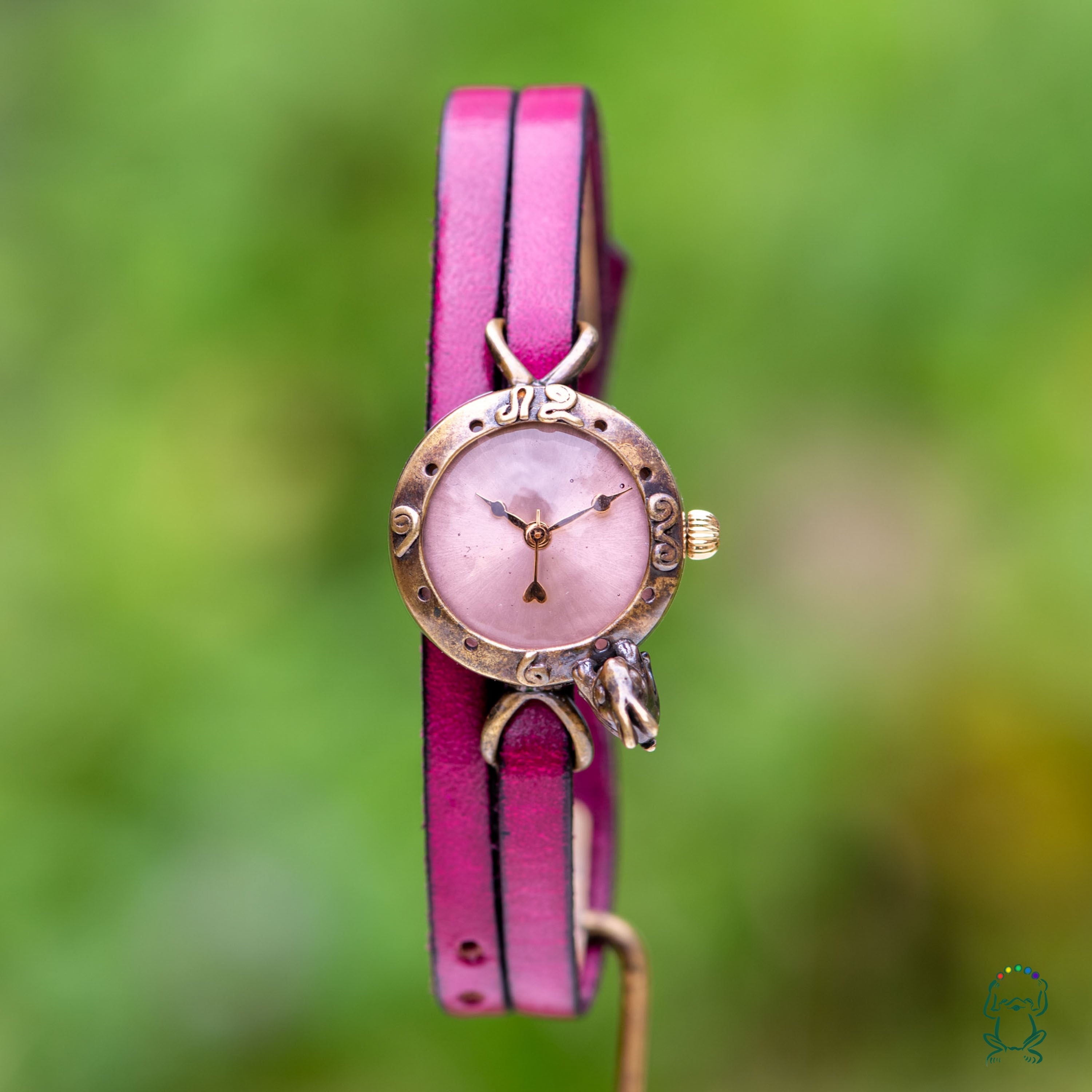 ハートを狙う子ウサギ腕時計SSライトプラム | カエルの時計屋さん