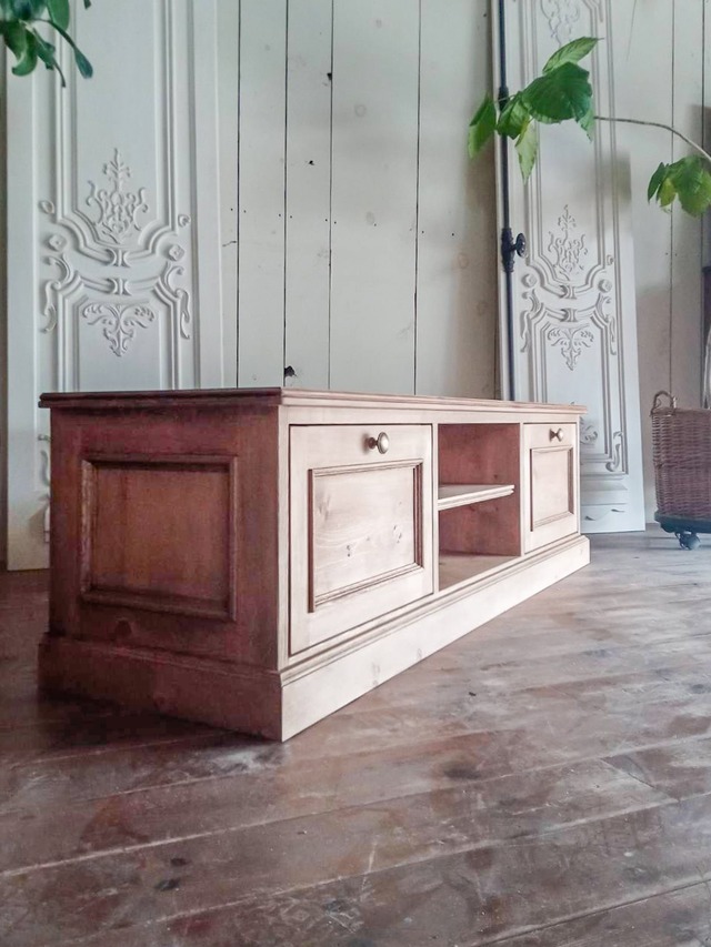 フランスアンティーク調テレビボード　（オールドパイン・オーダーメイド家具）W1400　輸入住宅向けローボード