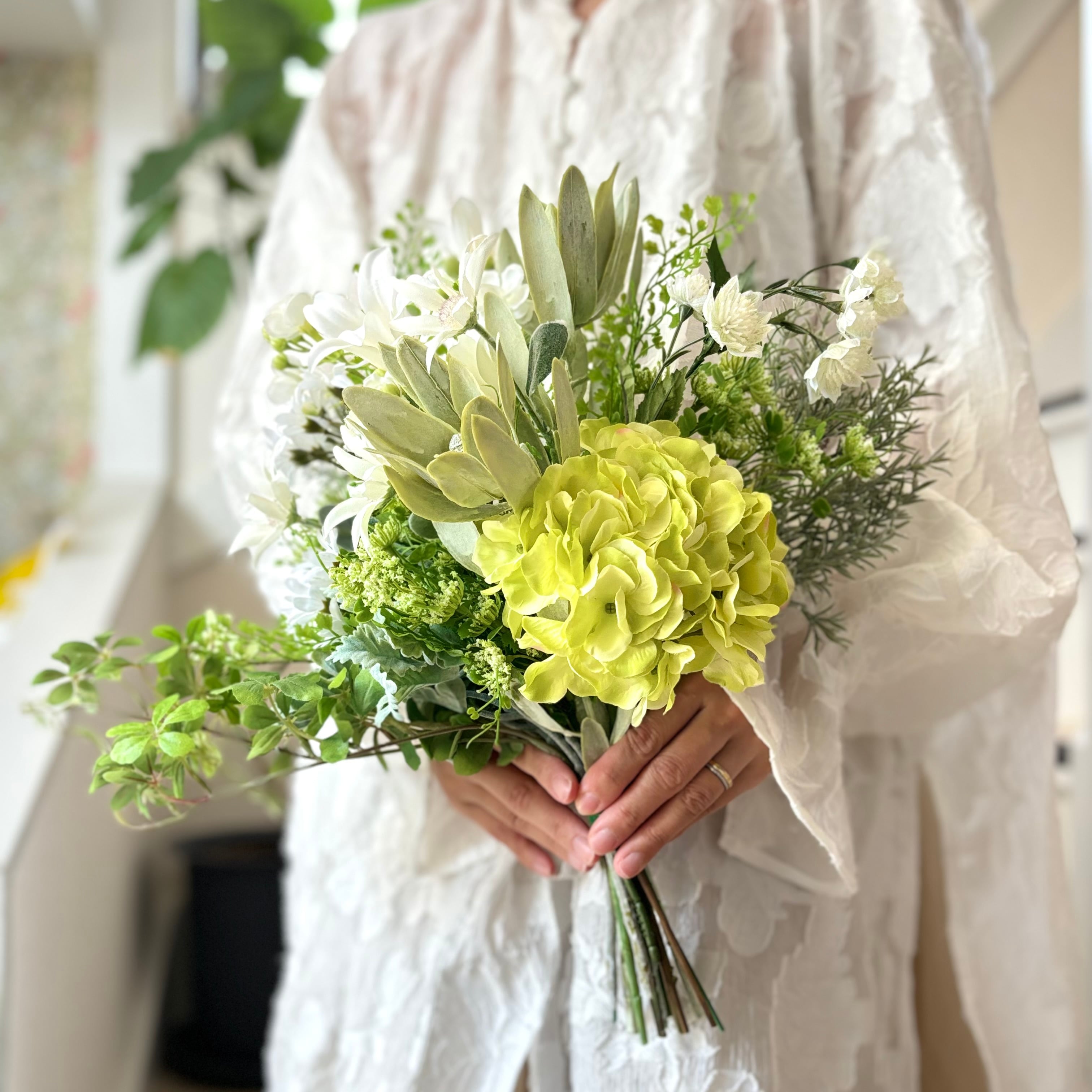 ナチュラルスタイルのクラッチブーケ ホワイト＆グリーン 造花 ブーケ 