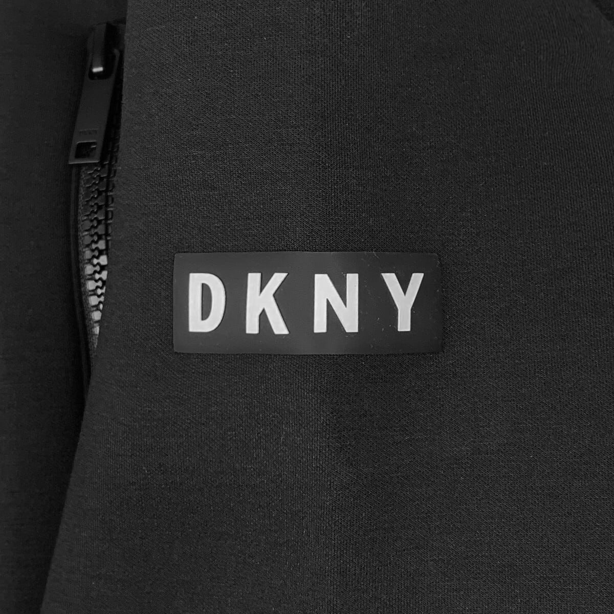 送料無料】DKNY ダナキャランニューヨーク NEOPRENE SCUBA LOGO HOODY