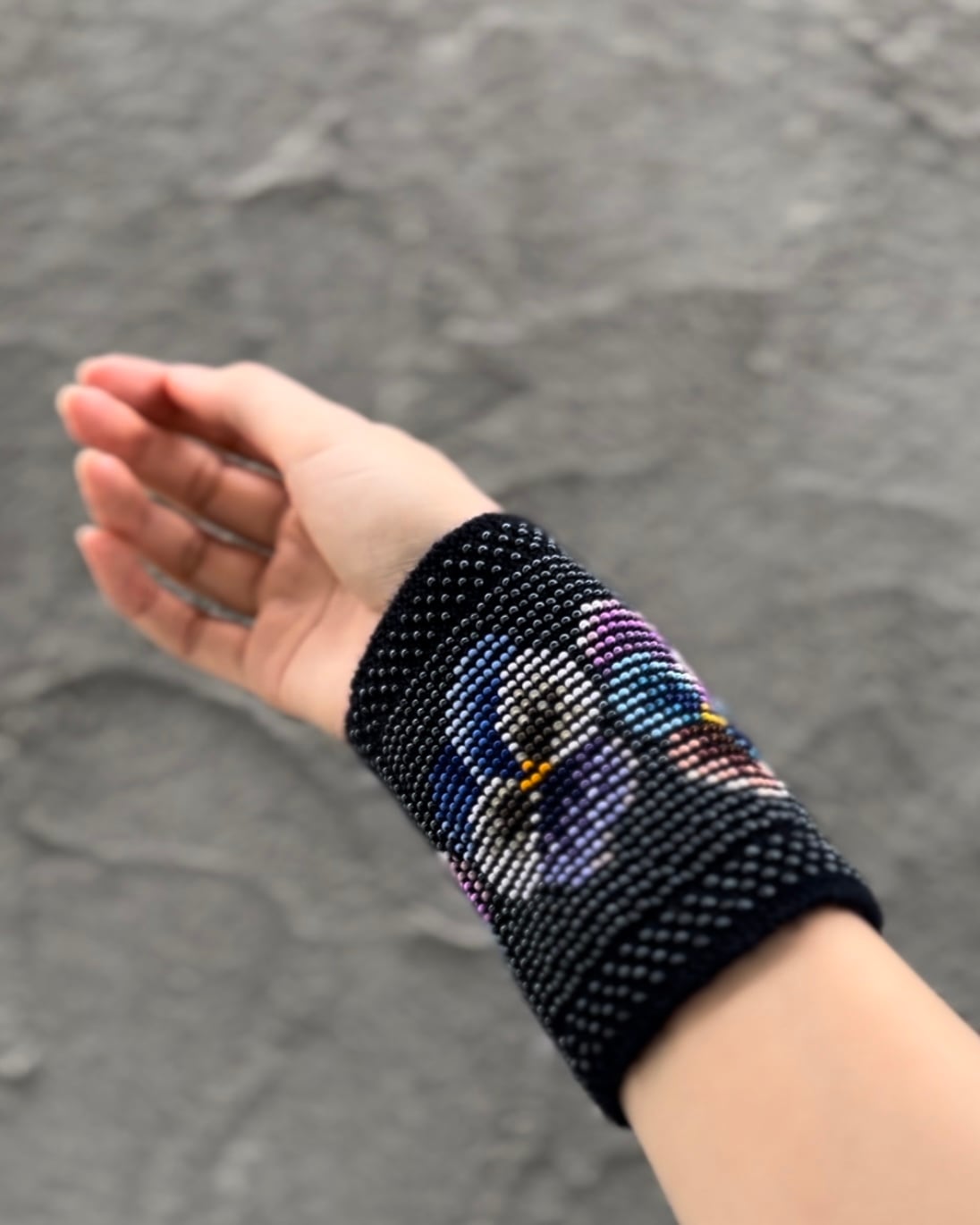 【リトアニア】手編み 花柄刺繍 リストウォーマー　収納袋付き リトアニア】手編み 花柄刺繍 リストウォーマー 収納袋付き Riesines