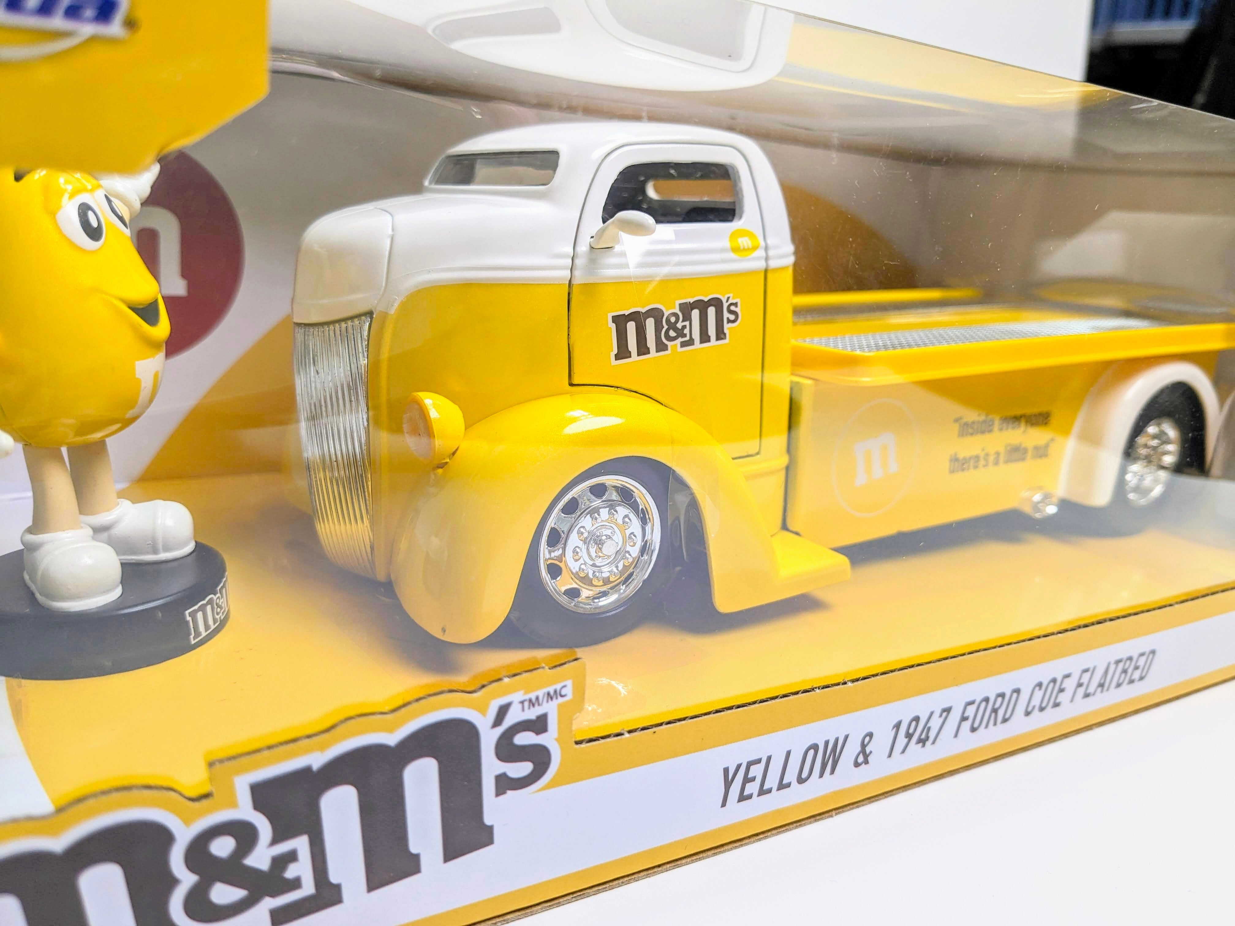 【JADA TOYS 1/24 エムアンドエムズ イエロー フィギア ＆ フォード COE フラットベッド Hollywood Ride M&M’s Yellow 】〚アメリカン雑貨 アメトイ〛