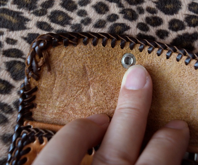 VINTAGE HAND TOOLED LEATHER KEY CASE