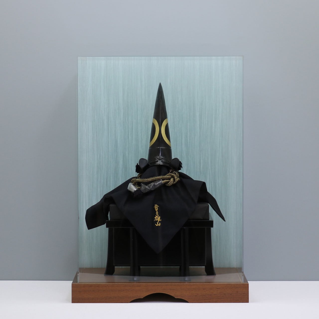 鈴甲子雄山 【加藤清正 黒鳥帽子形兜】 兜飾り アクリルケース飾り 五月人形|正絹|和モダン|コンパクト|ウォールナット