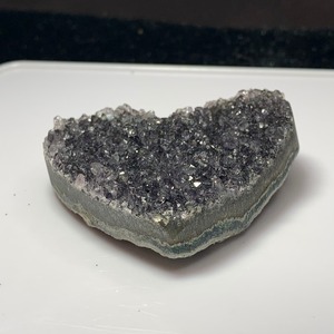 8.変わった色合いハートブラックアメジストクラスター