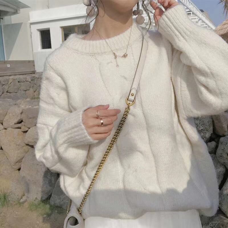 ラウンドネックケーブル編みニット