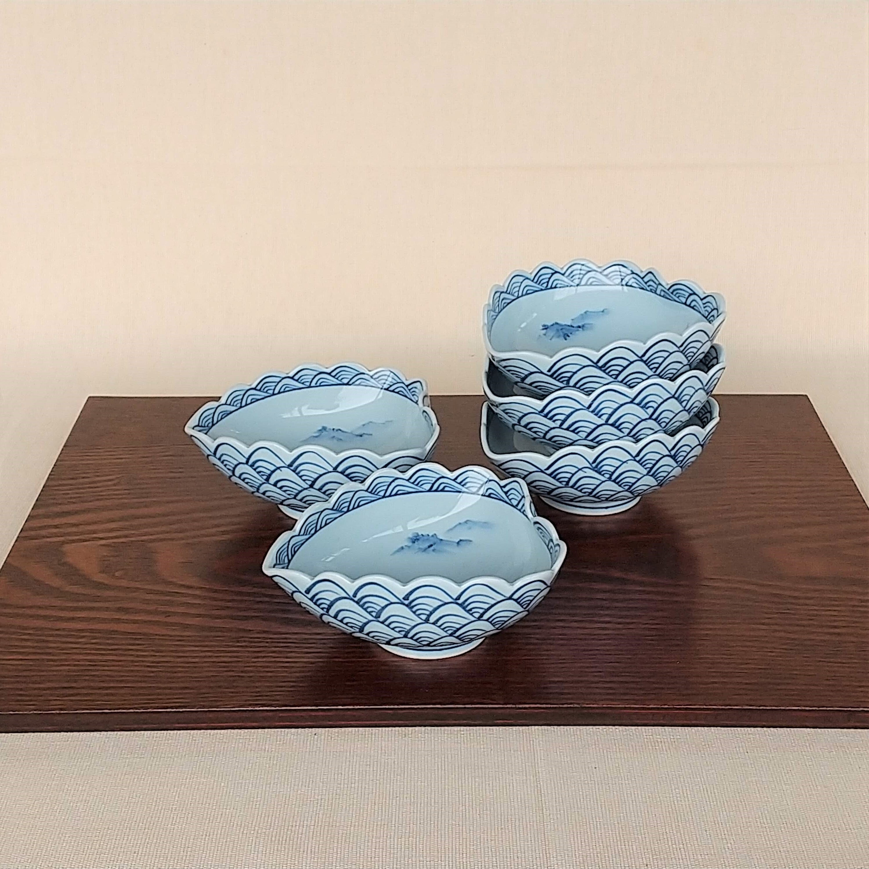 伐太郎窯 染付 青海波内山水 変型小鉢 | 有田焼作家の作品が買えるお店