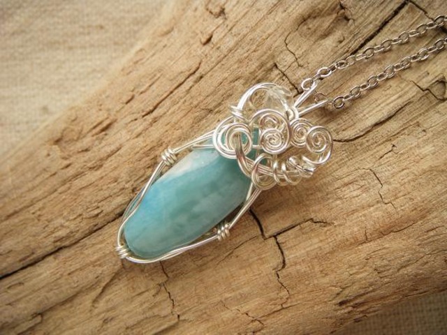 愛と平和の象徴☆ラリマーのワイヤーペンダント