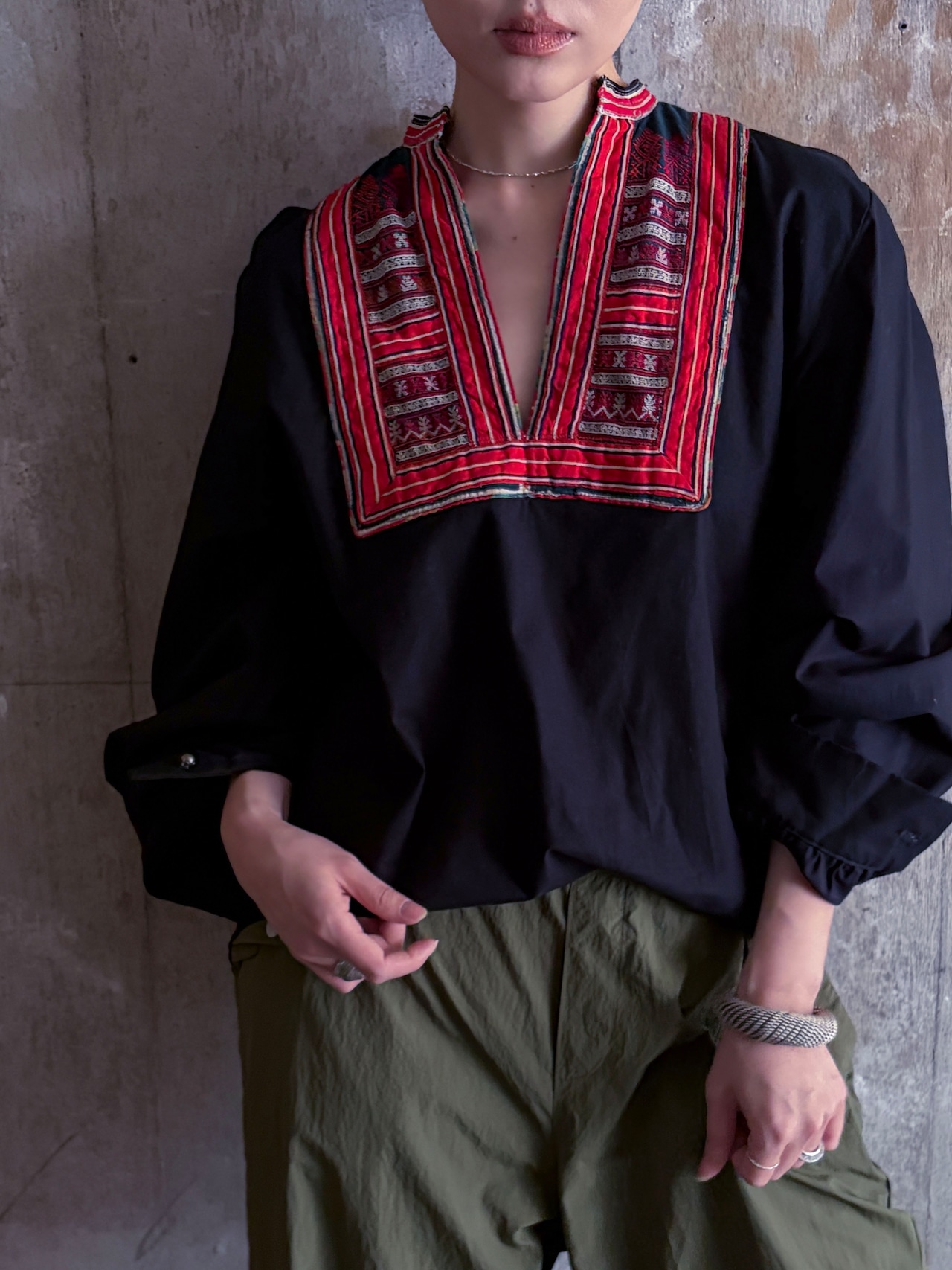 tay Original【BLACK and RE-SEW】/Vintage Yao(Dao) embroidery blouse