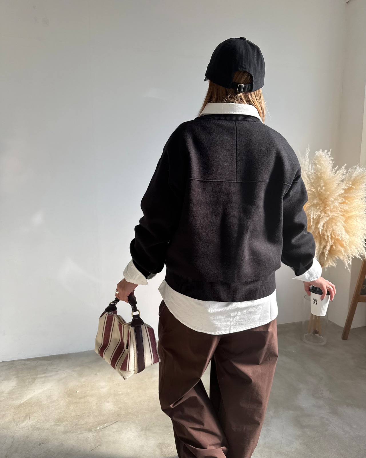 calm V gusset sweat like  knit pullover <black>