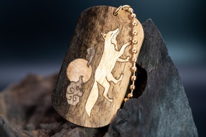 【魅惑の黒い紋様】 黒柿 ドッグタグ 象嵌 十五夜きつね