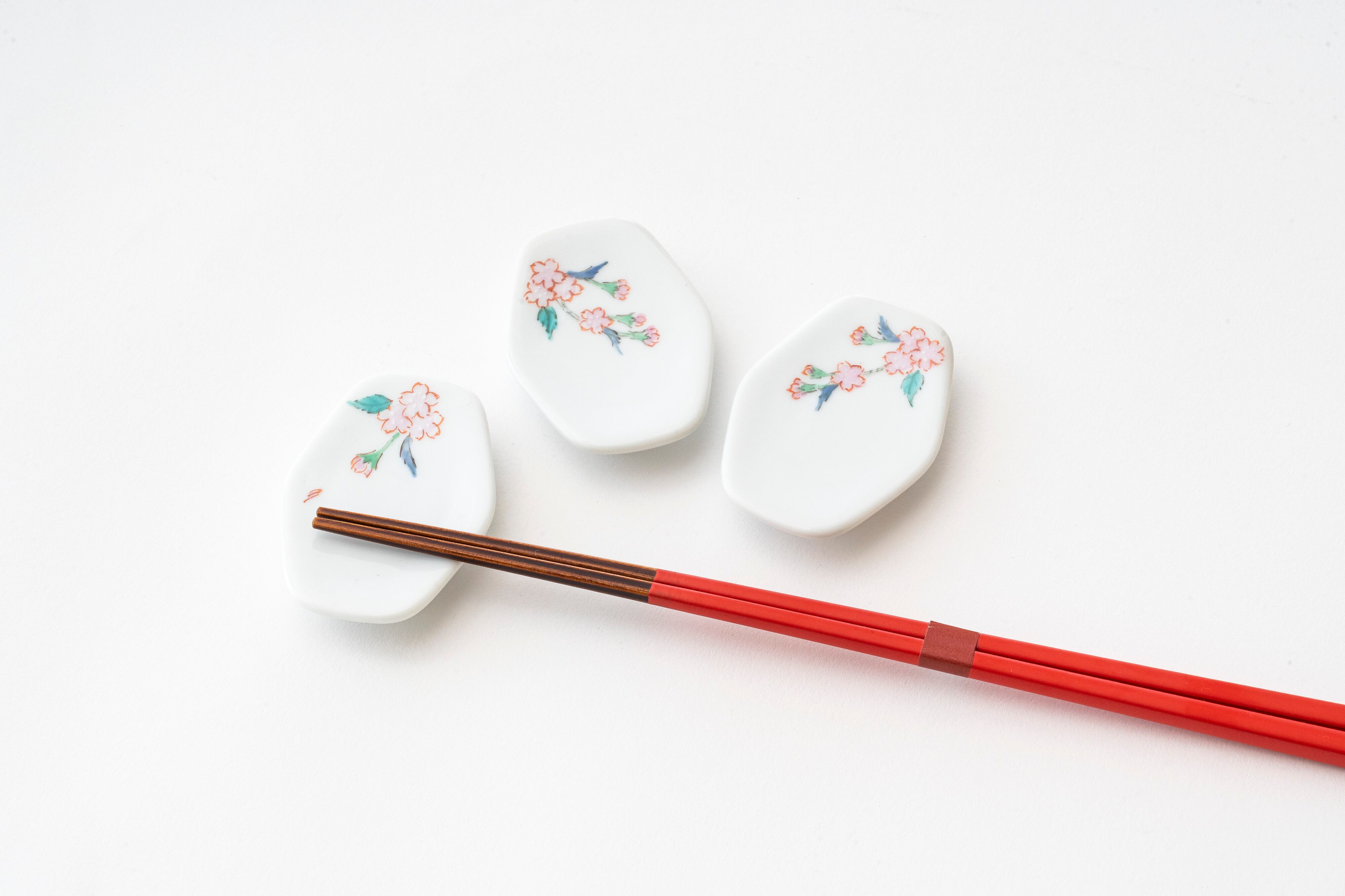 桜花文 六角箸置き | 肥前赤絵窯元 鷹巣