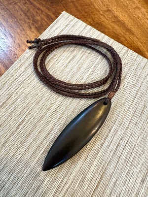 黒檀サーフボード紐ペンダント