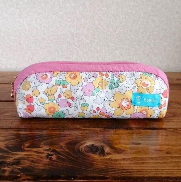 リバティ キルト・スリムポーチ<Betsy>(ベッツィー)黄色系×チャイニーズピンク
