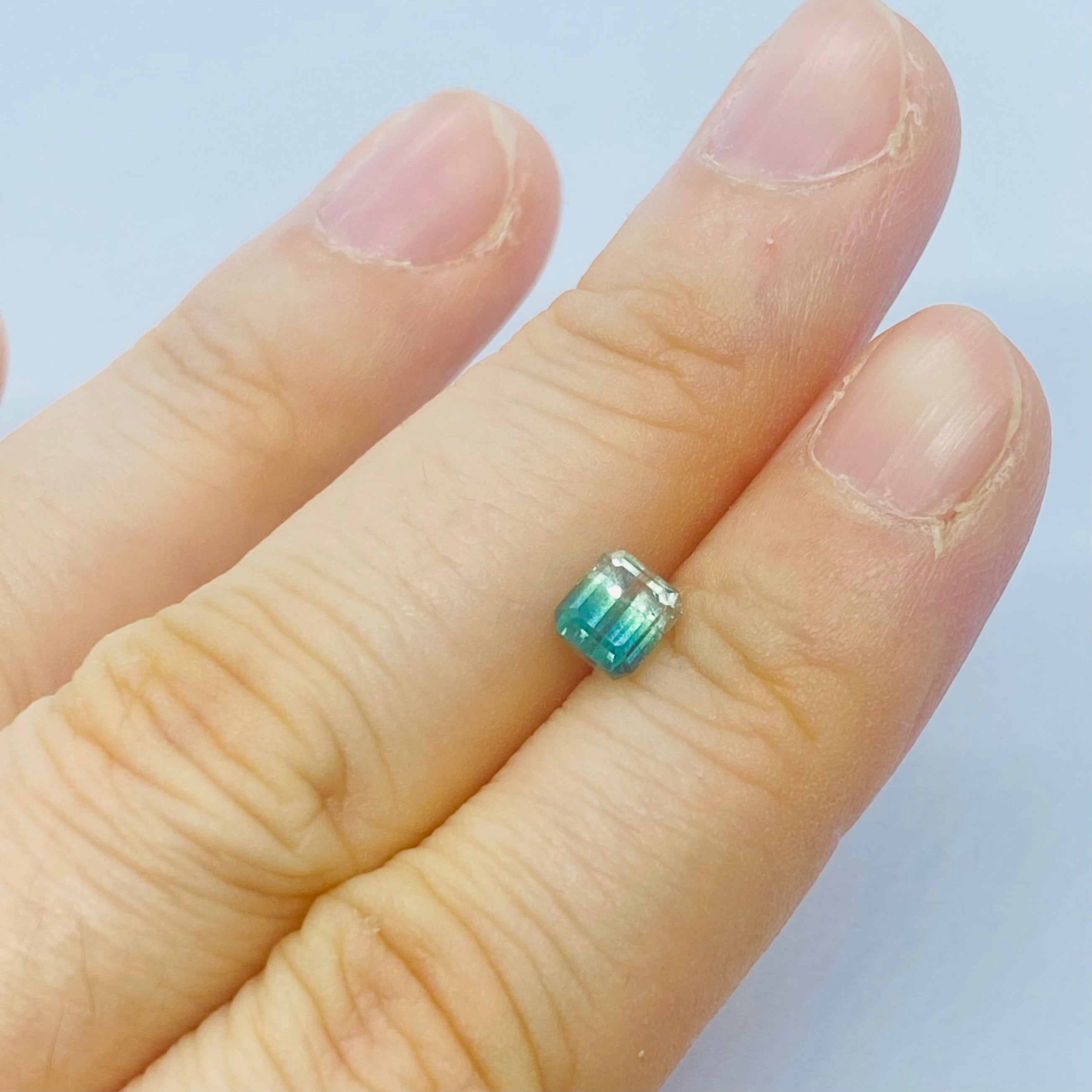 光が差した洞窟の海　パーティーカラートルマリン