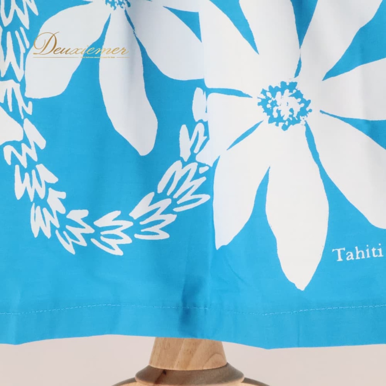 フラダンス 衣装 TAHITI IMPORTS タヒチインポーツ スカート パウスカート ブルー系 ホワイト系 ティアレ柄 かわいい 華やか 鮮やか 明るい 爽やか きれい 水色 白 ハワイアン アロハ ハワイアンプリント フラ ダンス レッスン 練習 花柄
