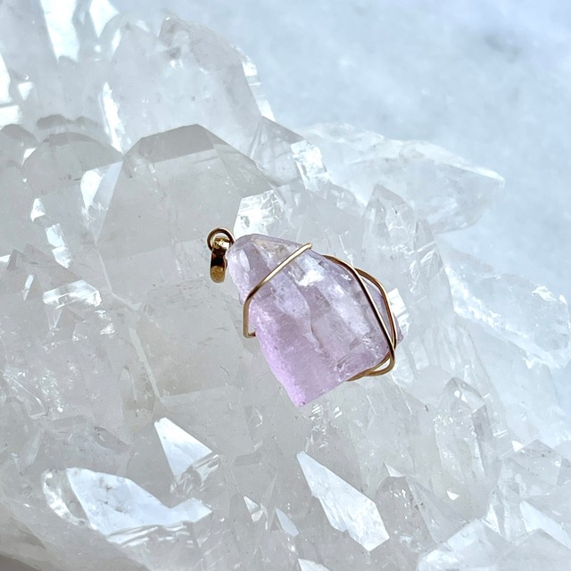 【超美石】クンツァイト　原石　18金　ワイヤー巻き　ペンダントトップ 　8921