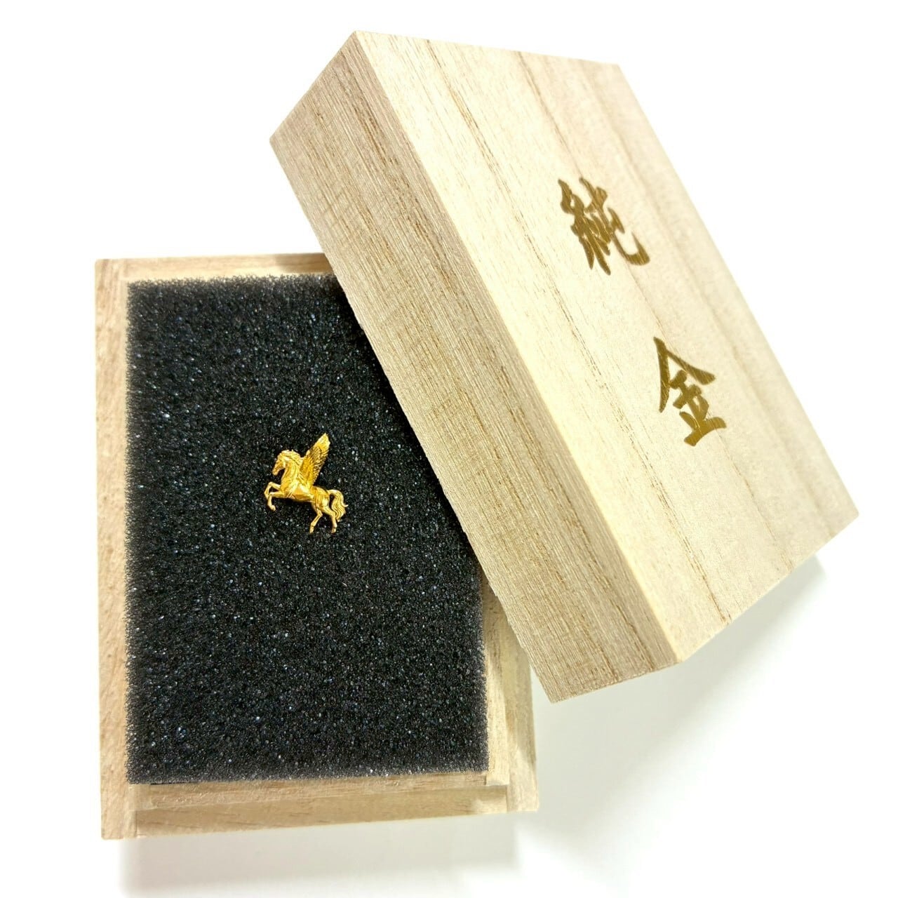 純金の午年のお守り「ペガサス」約1g 額縁ケース付き。「干支シリーズ
