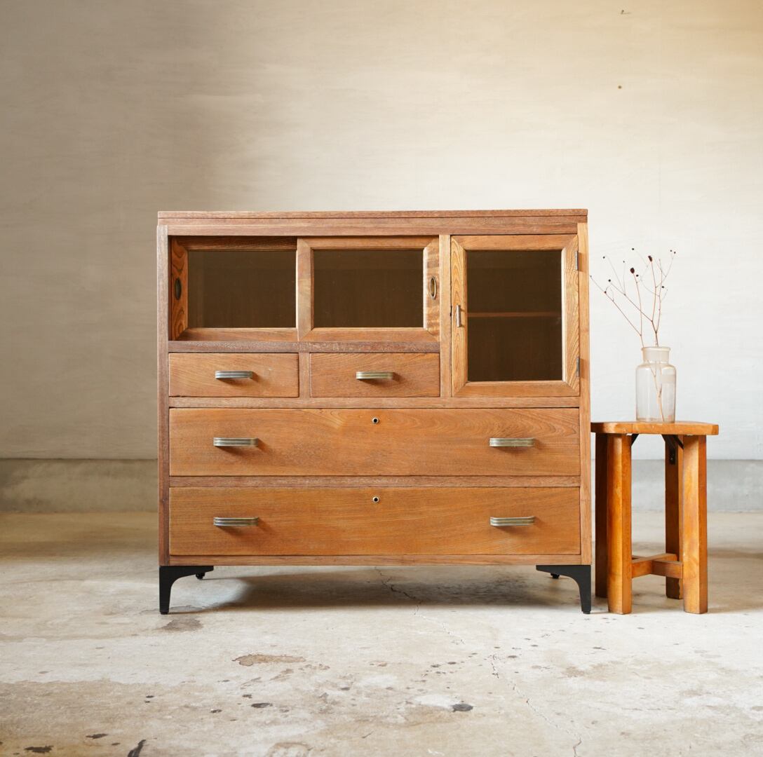 アイアン脚のキャビネット